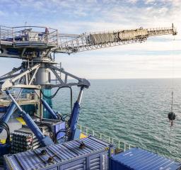 Technology_oil_gas_logistics_offshore_access_cargo_Ampelmann_E1000 Wind
