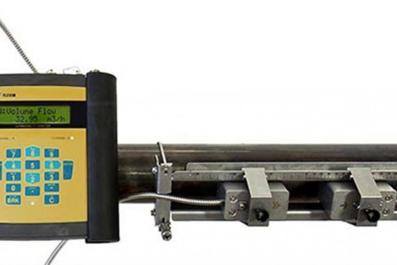 Portable instrument for non-invasive, quick ultrasonic flow measurement with clamp-on technology for all types of piping