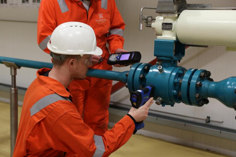 Photo of MIDAS Meter being used to non-invasively detect and quantify through-valve leakage.