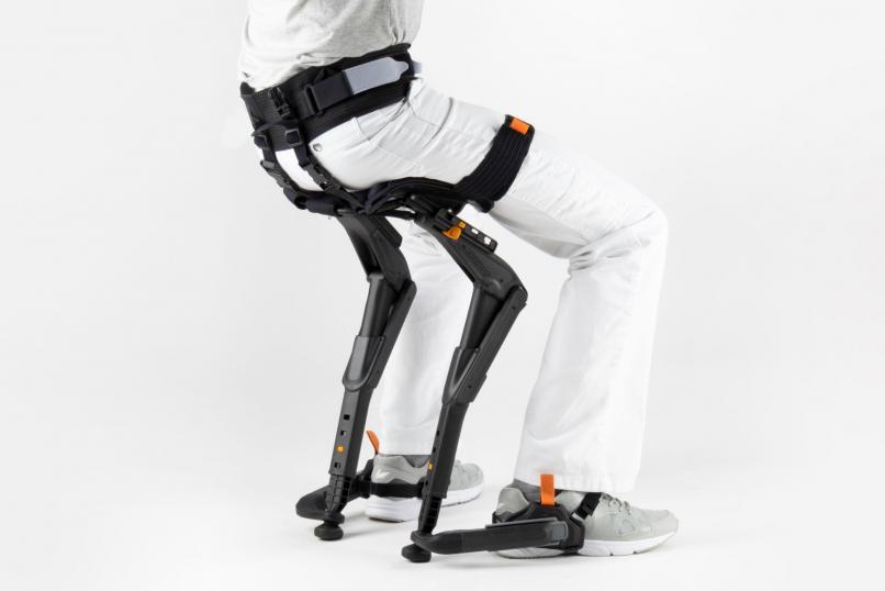 The Chairless Chair offers the change between standing, sitting and walking within seconds without the need to change the workstation. It allows the worker to temporarily sit in an ergonomically favorable position instead of standing. In doing so, the legs are relieved and a healthy and upright sitting posture is enabled. With the Chairless Chair, work becomes easier and healthier, during the day and during the years.