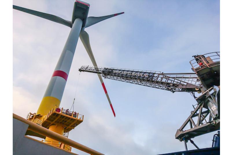 Technology_oil_gas_logistics_offshore_access_cargo_Ampelmann_windturbine
