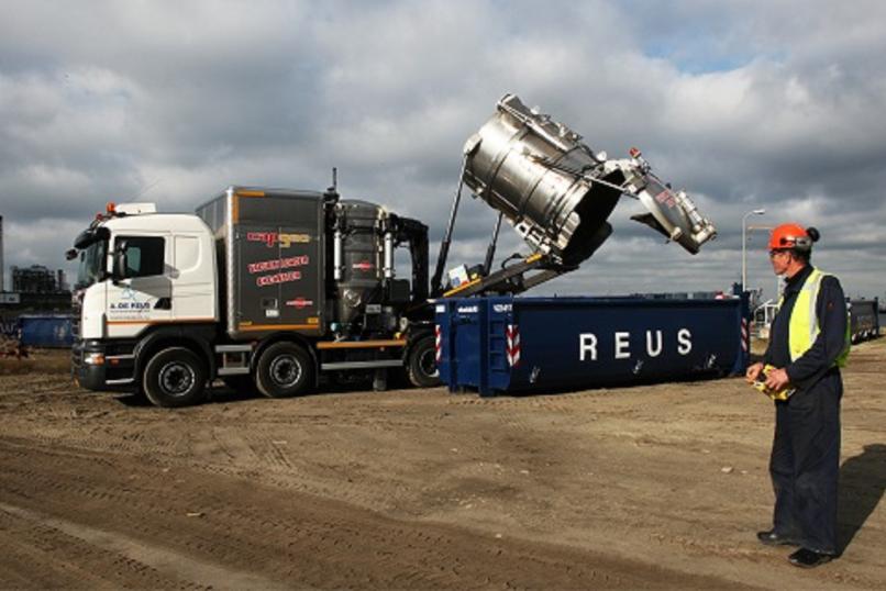 Technology_oil_gas_maintenance_civil_De_Reus_vacuum_truck_container