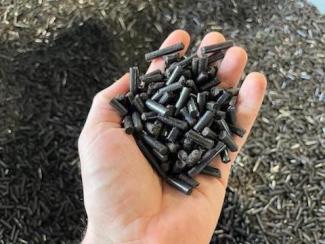 Yilkins Torrefaction technology pellet in hand size torrefied pellets